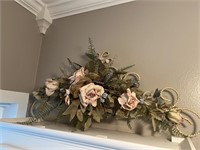 Silk Flower Bent Wire Decor Wall Hanging