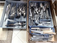 2 groups of stainless flatware, knives
