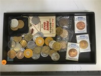 TRAY OF TOKENS, CHIPS, COMMEMORATIVE MEDALLIONS &