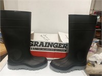 Size 6 Grainger steel toe rubber boots