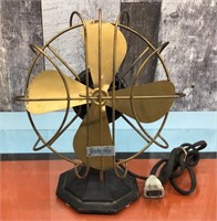 Vtg. cast iron base Arctic desk fan - runs