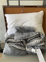Bed comforter and pillow set