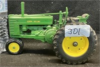 1/16 SCALE JOHN DEERE G DIE CAST TRACTOR