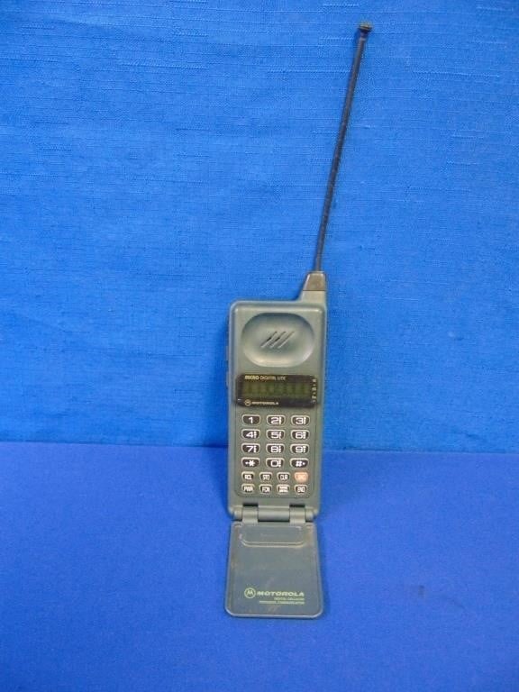 Vintage Motorola Flip Phone ( Cell Phone )