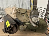 LOT OF MIXED MILITARY ITEMS / CANTEENS ETC