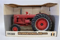 INTERNATIONAL 600 DIESEL TRACTOR ERTL 1/16