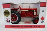 IH MCCORMICK FARMALL 806 TRACTOR  ERTL 1/16