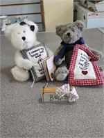2 Boyds Bears and Wooden Plaque