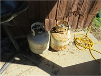 2-grills, 1 gas & 1 charcoal, w/2 propane tanks