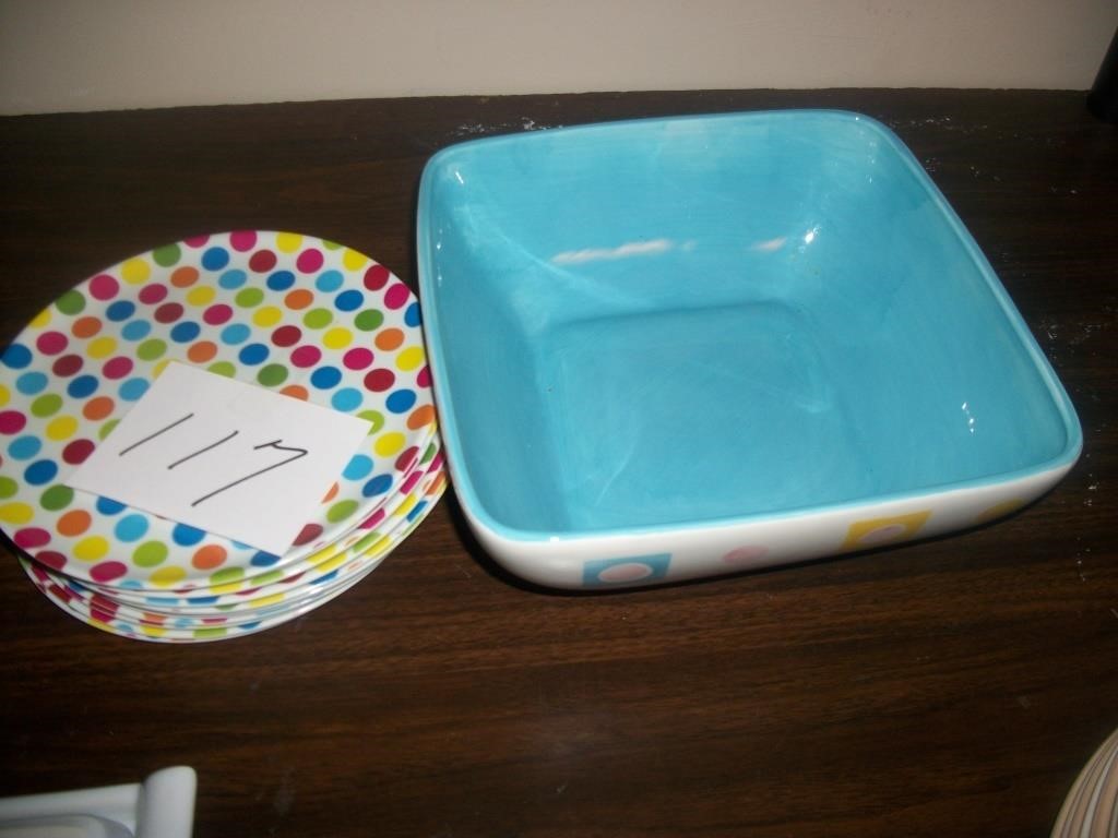 10" SQUARE GLASS BOWL, 10 POLKA DOT PLASTIC PLATES