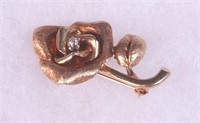 A 14K yellow gold pin in the form of a rose