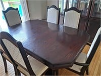 Diningroom table with 6 chairs, leaf, 64 x 42"