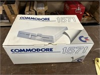 COMMODORE 1571 DISK DRIVE