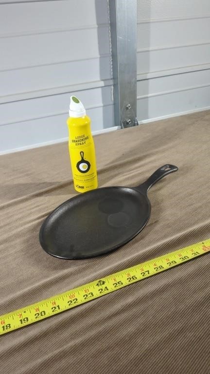 LODGE CAST IRON SKILLET WITH SEASONING SPRAY