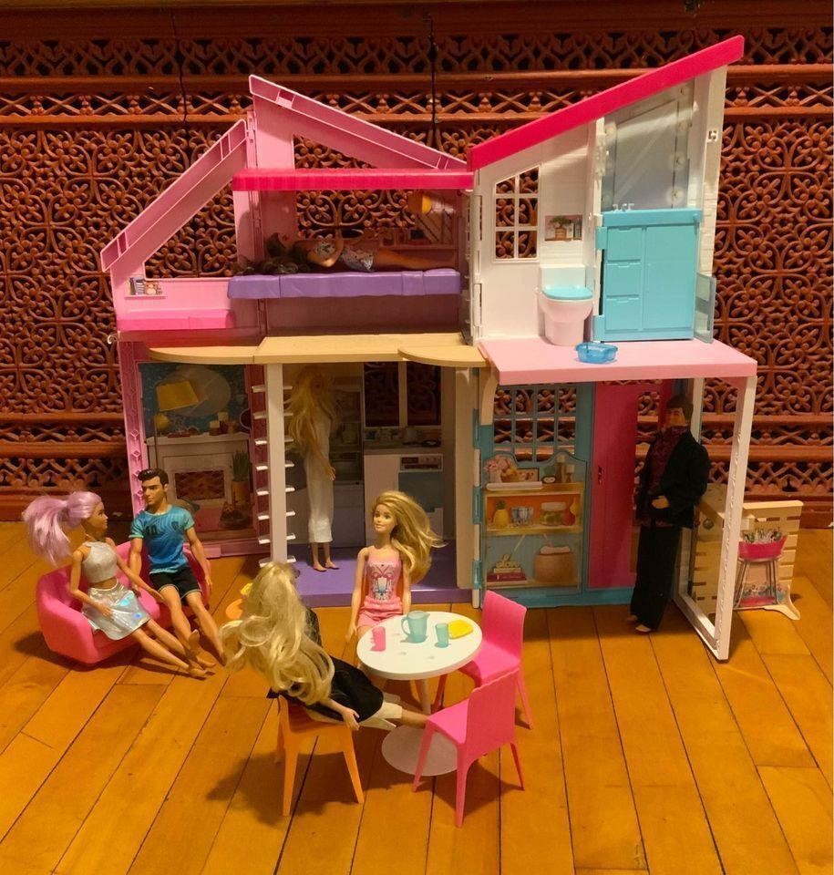 Barbie Malibu House 2-Story Dollhouse.