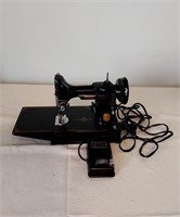 Vtg Singer Featherweight Sewing Machine AH437537