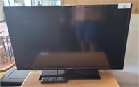 SAMSUNG 32IN TV ON STAND W/ REMOTE