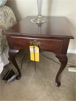 Cherry style end table with 1 drawer