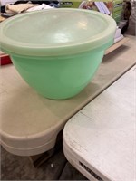 Tupperware bowl with lid