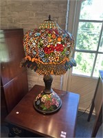 Floral design stained glass lamp