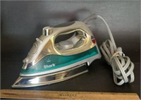 SHARK STEAM IRON-IOB/SAN