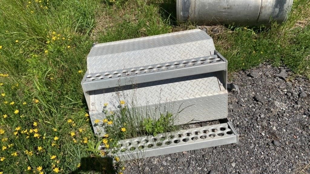 Truck steps /storage box