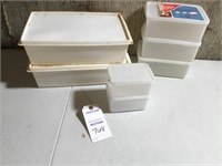 Lot of 6 oblong plastic containers w/ lids