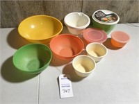 Lot of 14 plastic bowls (2 w/ lids; 1 brand new