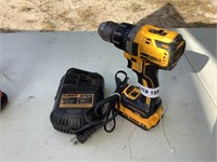 DEWALT DRILL W/BATTERY/CHARGER