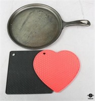 Lodge Round Cast Iron Griddle & Silicone Pads