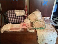 LOT LOVELY CROCHETED TABLE CLOTH, DOILLIES &