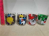 Set of 4 Looney Tunes glasses