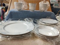 Fashion Royale China - 18 PCs - Plates - Saucers