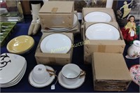 37 PCS. GIBSON PORCELAIN CHINA SET "CHATEAU GOLD"