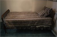 SINGLE BED WITH WOOD SPINDLE HEADBOARD & FOOTBOARD