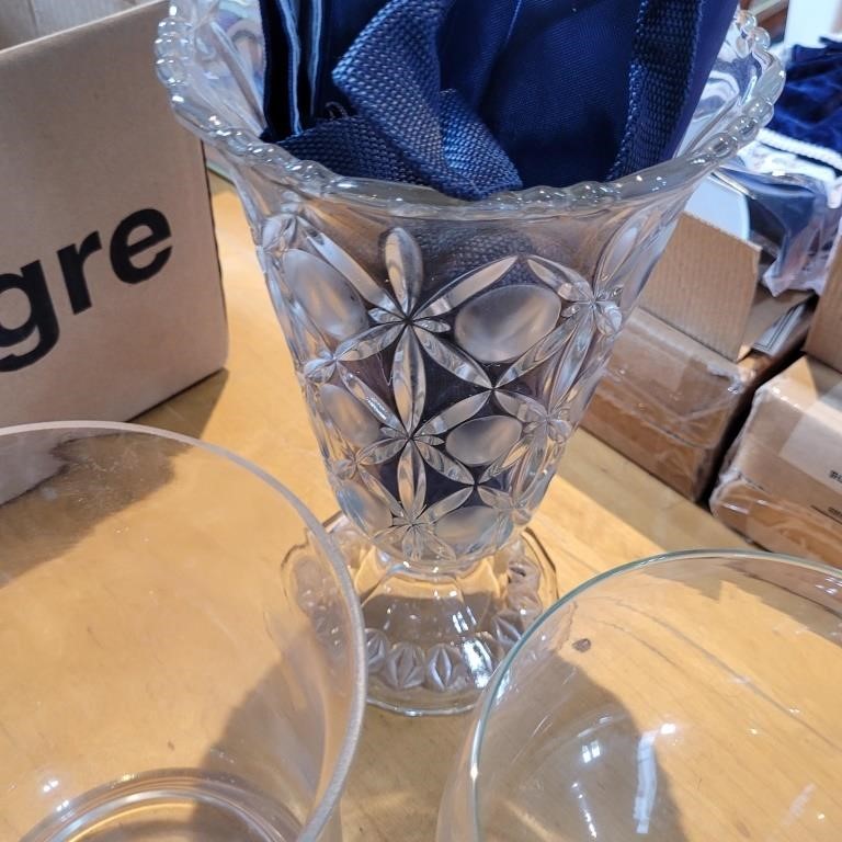 vase , 2 glasses