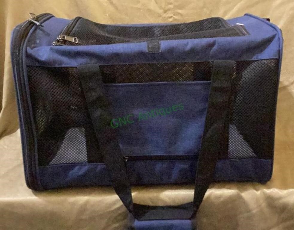 Canvas and mesh fabric pet carrier measures