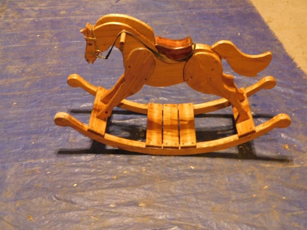 Magnifique cheval a bascule en bois parfait cond.