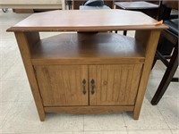 Cabinet approx 31in x 19.5in x H 28in