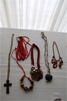 LOT OF COSTUME JEWELRY - NECKLACES