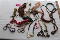 LOT OF COSTUME JEWELRY - NECKLACES