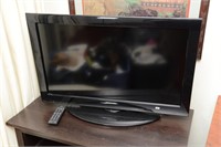 32" TOSHIBA FLATSCREEN TV