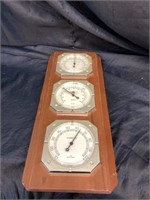 DECORATIVE WOODEN WEATHER STATION
