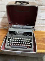 VINTAGE ROYAL QUIET DE LUXE TYPEWRITER W/CASE