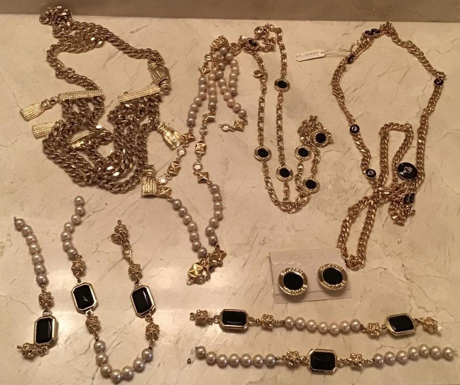 LOT OF GOLD TONE WOMENS JEWELRY