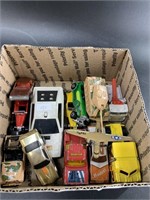 Mixed collectible lot of vintage and antique cars: