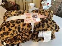 LEOPARD PRINT AND PILLOW  SET