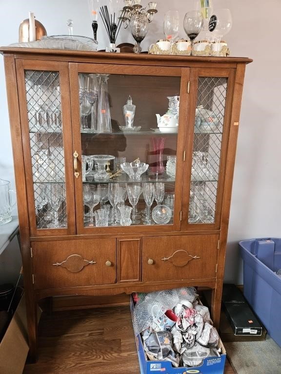 Small curio cabinet. Glass missing on one side.
