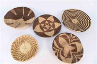 GROUPING OF WOVEN PLATES