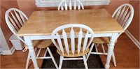 DINING ROOM TABLE W/ (4) CHAIRS